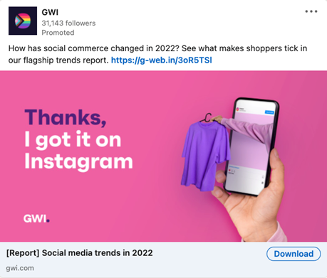 "Teşekkürler, Instagram'dan aldım" kopyasıyla bir akıllı telefondan çıkan bir askıda mor bir gömlek tutan bir kolun bulunduğu GWI reklamı, CTA'dan önce basit bir soru içeriyor: "Sosyal ticaret 2022'de nasıl değişti? Amiral gemisi trendler raporumuzda alışveriş yapanları neyin harekete geçirdiğini görün.”