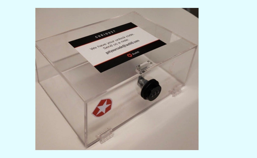 Скриншот чистой и заблокированной подарочной коробки Auth0