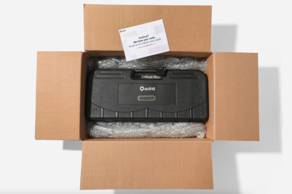 Скриншот: звуковой сигнал Auth0 и заблокированная подарочная коробка