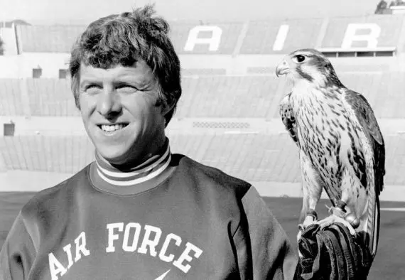 صورة من عام 1978 لبيل بارسلز يحمل صقراً Photo from 1978 of Bill Parcels holding a falcon
