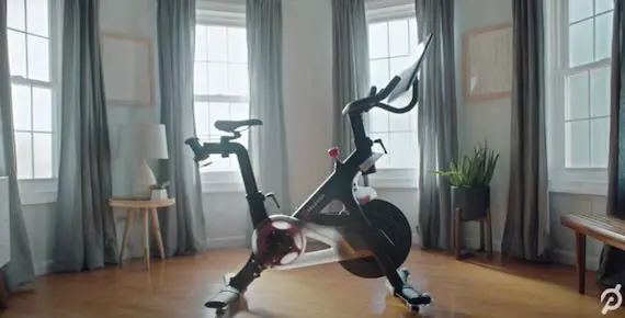 لقطة من فيديو يوتيوب: نظرة من الداخل على دراجة بيلوتون. Screenshot of YouTube video: An Inside Look at the Peloton Bike.