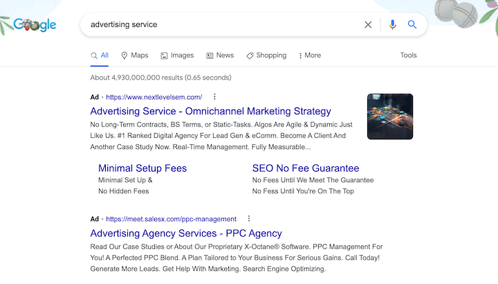 SERP para una búsqueda de intención comercial de "servicios publicitarios"