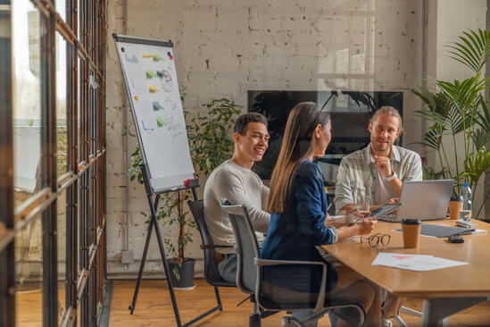 Встреча маркетингового агентства в конференц-зале