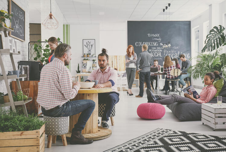 agenție de marketing care lucrează într-un mediu de birou obișnuit