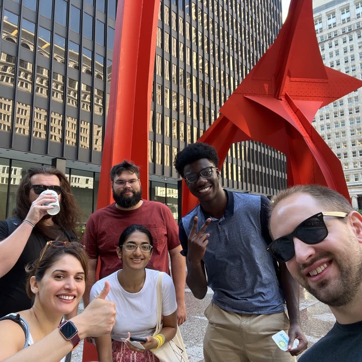 Foto dei colleghi di Julius Boating e Sprout fuori dalla statua del fenicottero di Calder nel centro di Chicago