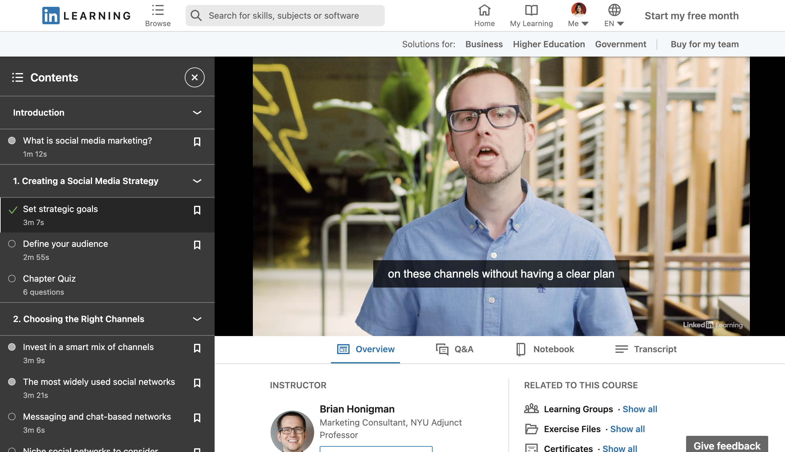 LinkedIn Learning Course, Social Media Foundations'ın, sosyal strateji oluşturma ve kanal seçme dahil olmak üzere kurstaki birkaç bölümü gösteren ekran görüntüsü.