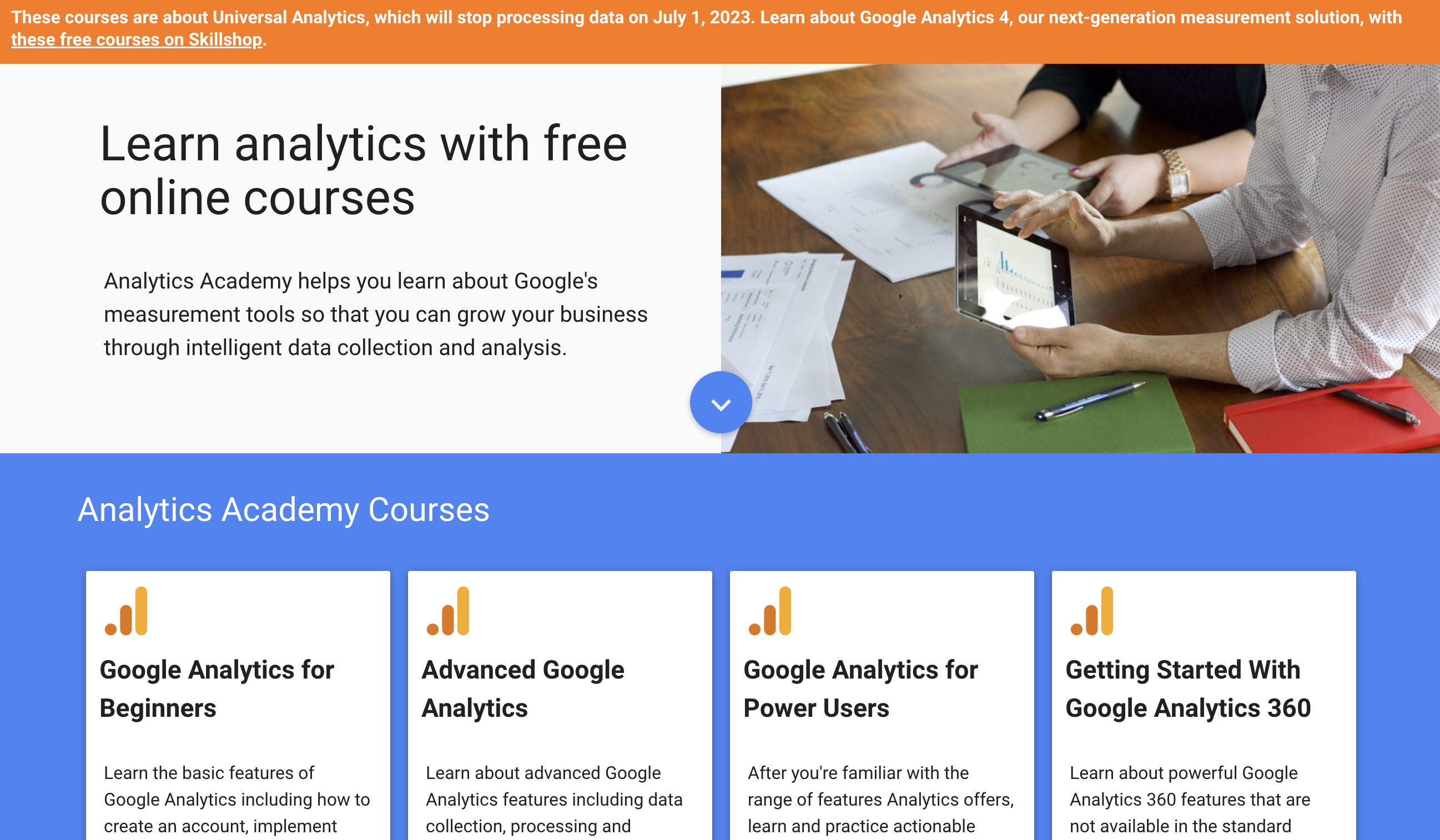 Google Analytics akademisinin açılış sayfasının ve Yeni Başlayanlar için Google Analytics ve Gelişmiş Google Analytics dahil olmak üzere sunduğu birkaç kursun ekran görüntüsü