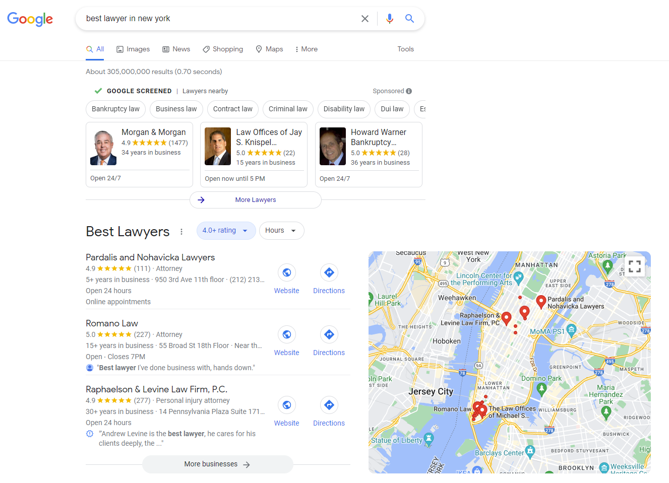 O captură de ecran a unei căutări Google pentru [cel mai bun avocat din New York], care arată înregistrări de companii în funcții speciale, cum ar fi Pachetul local