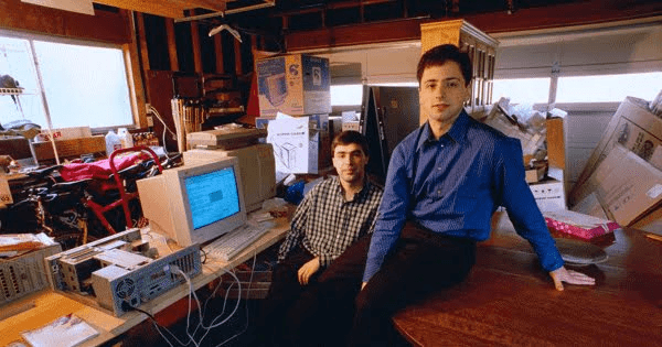 Sergey Brin und Larry Page im ursprünglichen Google-Büro – ihrer Garage.