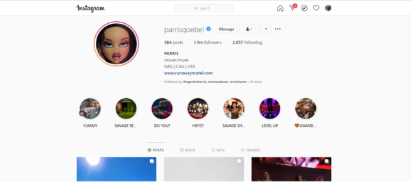 Cek biru persetujuan Parris Goebel dari Instagram