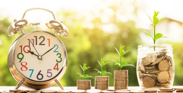 毎月の寄付 (コインのスタック) の横にある時を刻む時計の構築と成長