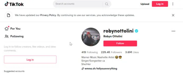 يعرف Robyn Ottolini أن نشر مقتطف مدته 15 ثانية من أغنيتك على TikTok يمكن أن يكون أحد أفضل الطرق للترويج لفرقتك الموسيقية وجذب الانتباه من خلال تسميات مثل Warner Music Nashville