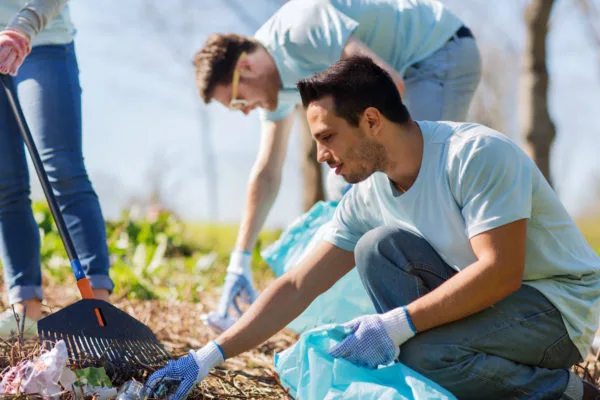 Cómo conseguir clientes para la atención domiciliaria privada -- Voluntariado -- Voluntarios limpiando basura en un parque