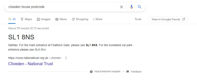 Una pagina dei risultati del motore di ricerca di Google mostra che la query nella casella di ricerca è "codice postale della casa di Cliveden". La risposta a questa domanda è presentata chiaramente in grandi lettere in grassetto, estratte dall'elenco del National Trust; pertanto non è necessario un clic per soddisfare l'intento.