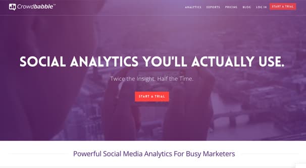 La folla balbettante