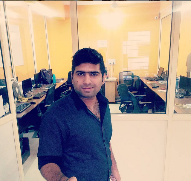 オフィスでのAishwin Vikhona Aishwin Vikhona at his Aurangabad office