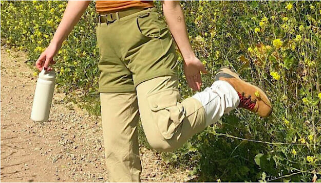 Imagine Outdoor Voices cu clienții lor purtând pantaloni cu fermoar