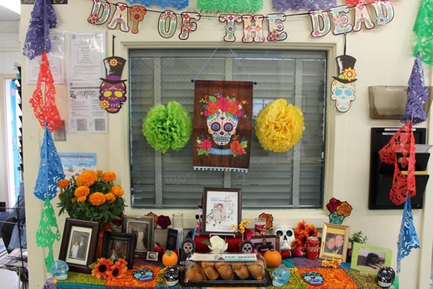 ideas inclusivas de marketing navideño: ejemplo de decoraciones de oficina para el día de los muertos