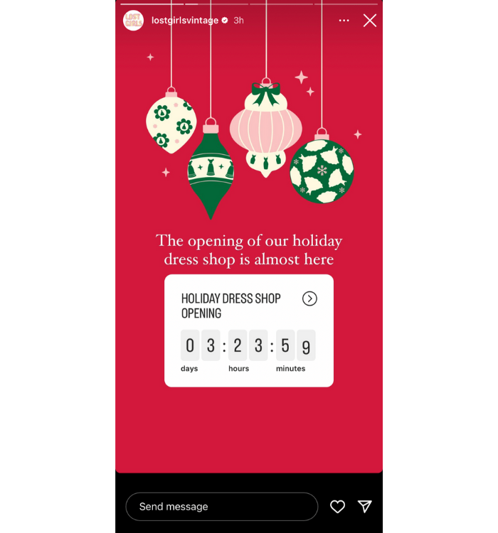 홀리데이 의류 출시를 카운트다운하는 카운트다운 스티커가 포함된 Lost Girls Vintage의 이야기