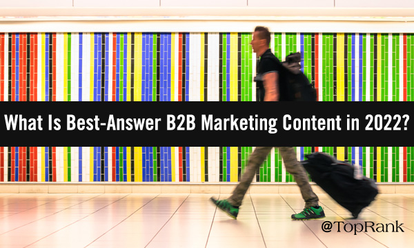 B2B marketer care se plimbă prin aeroport pe lângă imaginea de mozaic colorat.