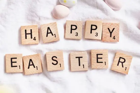 "행복한 부활절"이라고 적힌 스크래블 글자의 사진. Photo of Scrabble letters reading "Happy Easter."