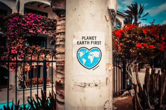 "행성 지구 우선(Planet Earth First)"이라는 게시물의 종이 표지판 사진. Photo of a paper sign on a post reading "Planet Earth First."