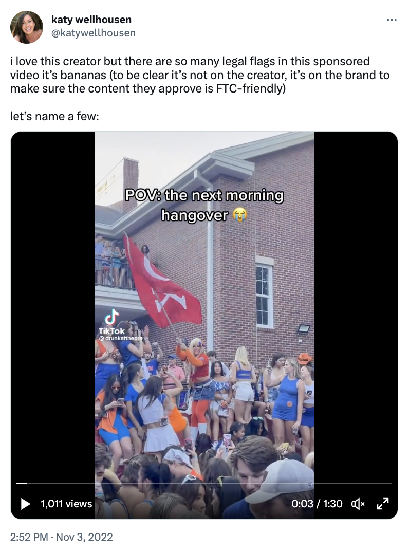 Un Tweet di @katywellhousen che recita: "Adoro questo creatore ma ci sono così tante bandiere legali in questo video sponsorizzato che sono banane (per essere chiari non è sul creatore, è sul marchio per assicurarsi che il contenuto che approva sia FTC- amichevole)." In allegato al Tweet c'è un video di un creatore per un supplemento per il recupero dai postumi di una sbornia. Il Tweet fa parte di un thread che nomina tutte le bandiere rosse legali nel video.