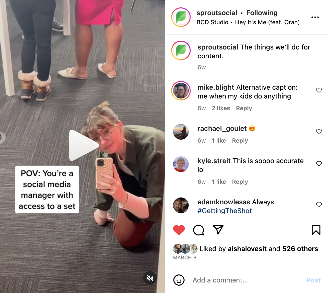 Una bobina di Instagram da Sprout Social. La didascalia recita "Le cose che faremo per i contenuti". Il testo sulla bobina recita "POV: sei un social media manager con accesso a un set". The Reel presenta il nostro social team che sfrutta ogni opportunità per creare contenuti sul set del nostro ultimo video.