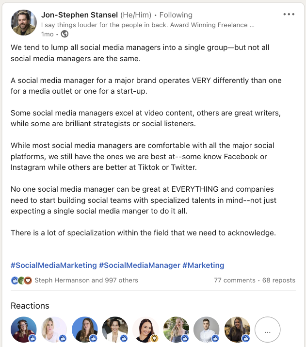Uma postagem no LinkedIn do consultor de mídia social Jon-Stephen Stansel. Na postagem, Stansel ressalta que os gerentes de mídia social são muitas vezes considerados como um só, embora as responsabilidades variem de acordo com o tamanho da organização, o setor e a maturidade social.